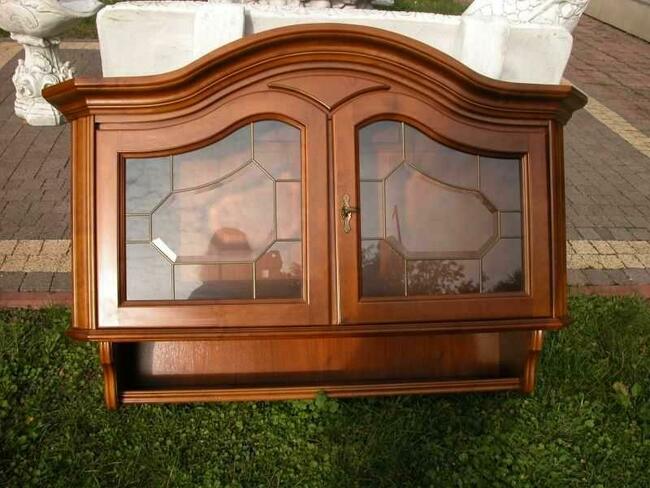 szafka z fazowanymi szybkami do zawieszenia