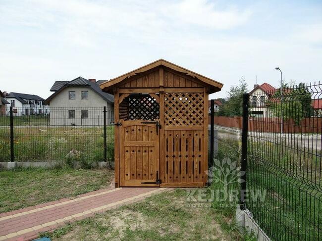 Drewniana zabudowa śmietnika śmietnik segregacja odpadów