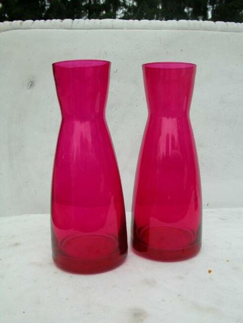 dwa wazoniki ze szkła w różowym kolorze