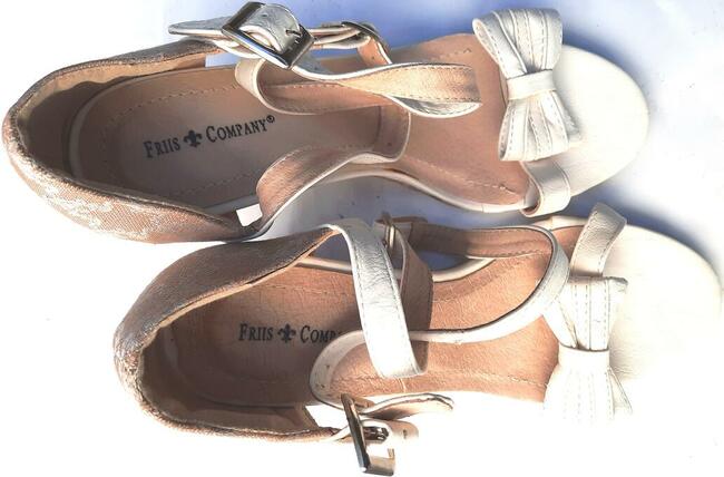 39 Sandałki na koturnie zakryta pięta 25cm Friis