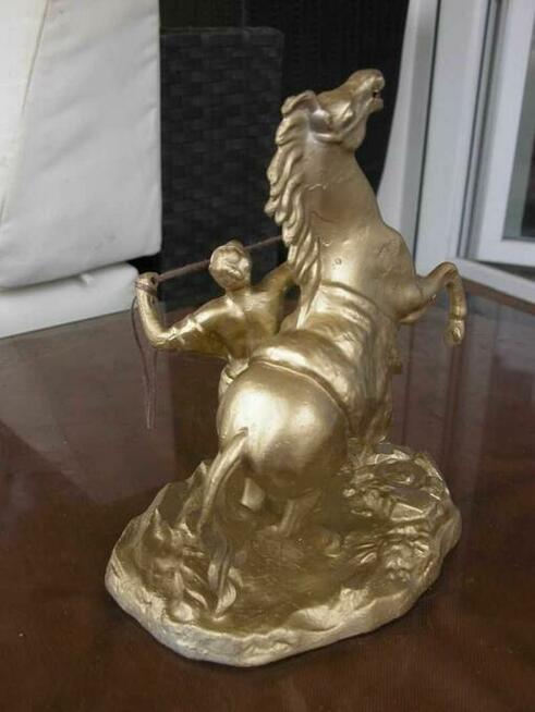 śliczna brykający figurka koń