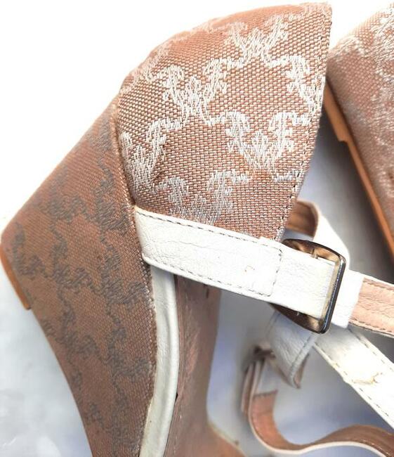 39 Sandałki na koturnie zakryta pięta 25cm Friis