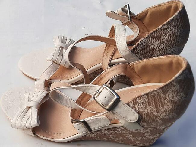 39 Sandałki na koturnie zakryta pięta 25cm Friis