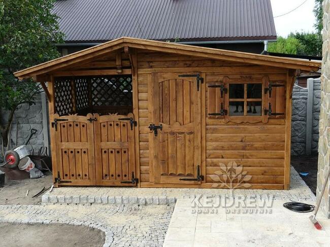 Drewniana zabudowa śmietnika śmietnik segregacja odpadów