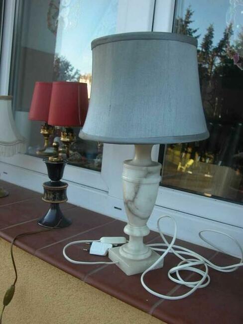 stara angielska lampa z kamienną nogą i abażurem