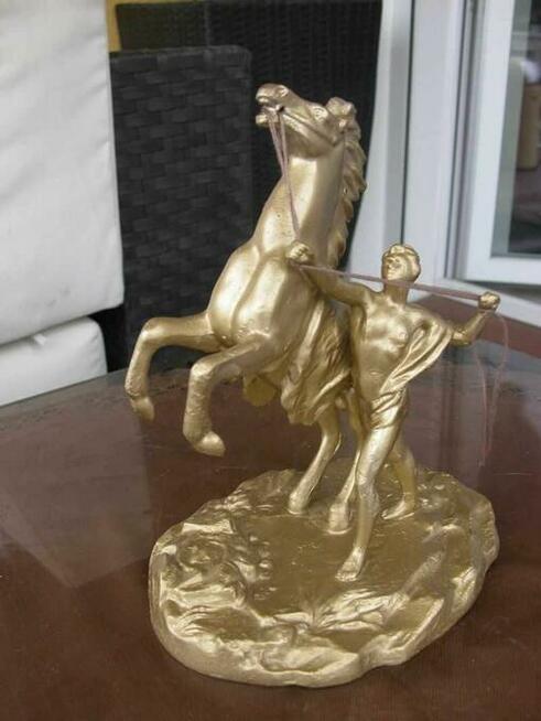 śliczna brykający figurka koń