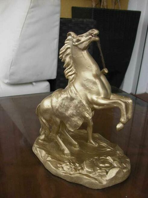 śliczna brykający figurka koń