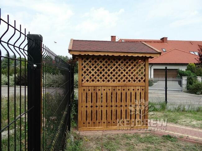 Drewniana zabudowa śmietnika śmietnik segregacja odpadów