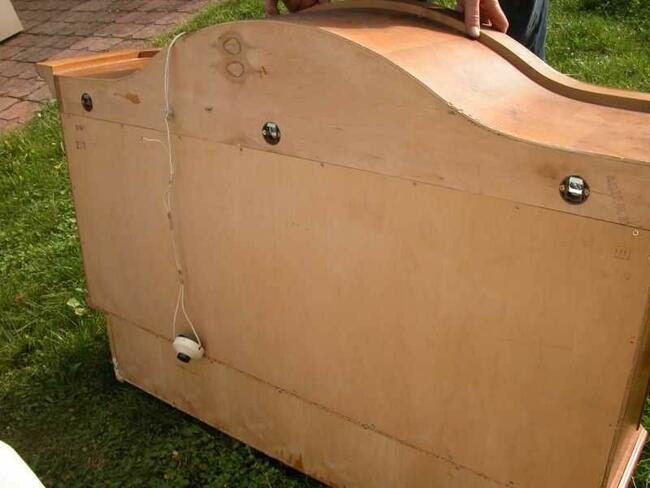 szafka z fazowanymi szybkami do zawieszenia