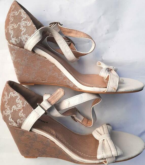 39 Sandałki na koturnie zakryta pięta 25cm Friis