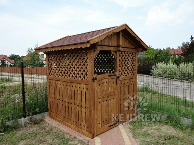 Drewniana zabudowa śmietnika śmietnik segregacja odpadów