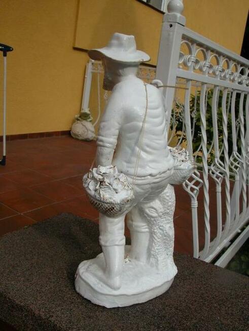 ceramiczna figurka dziadek z koszami