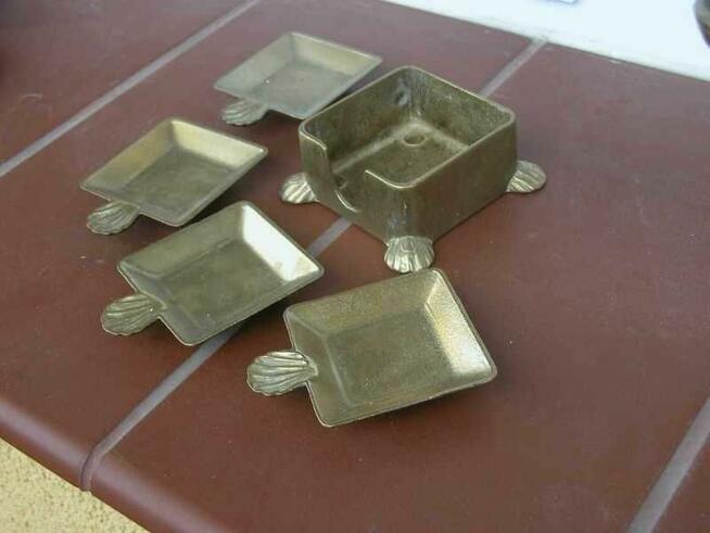 mosiężna popielnica sygnowana