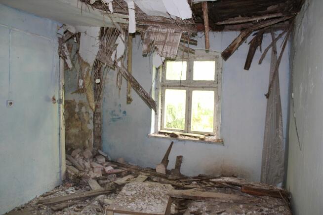 Nieduże poniemieckie siedlisko, 5 km od Karwicy