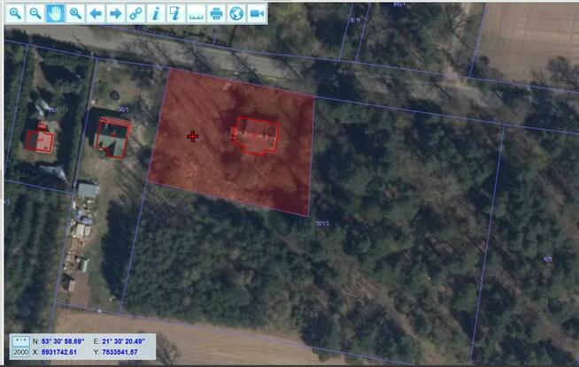 Nieduże poniemieckie siedlisko, 5 km od Karwicy