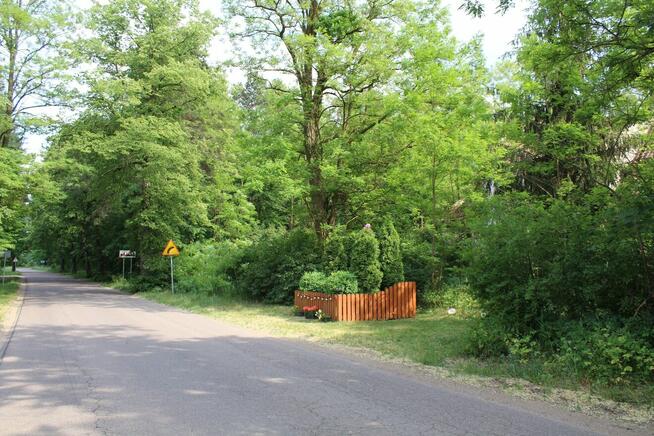 Nieduże poniemieckie siedlisko, 5 km od Karwicy