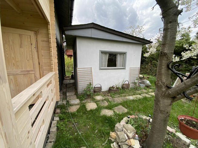 Działka ROD z dwupoziomowym domkiem w Warszawie