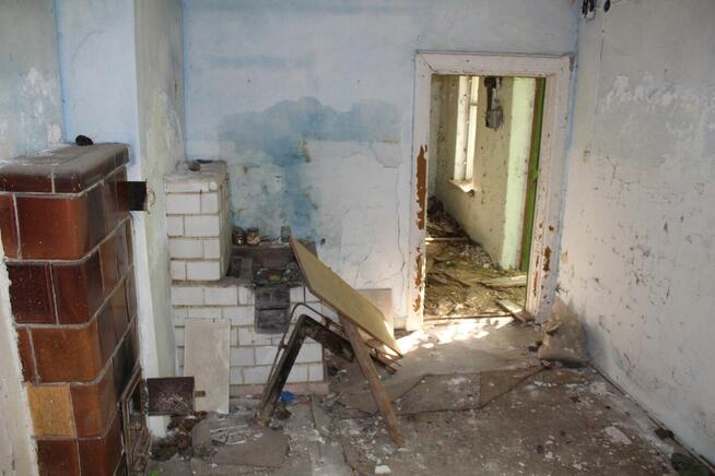 Nieduże poniemieckie siedlisko, 5 km od Karwicy