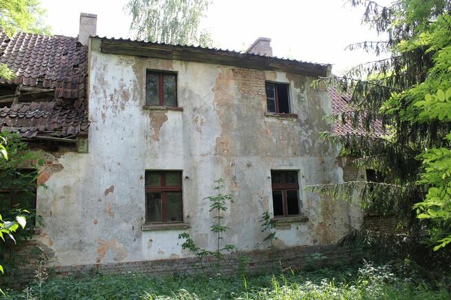 Nieduże poniemieckie siedlisko, 5 km od Karwicy