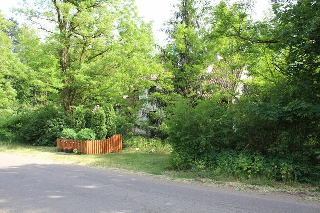 Nieduże poniemieckie siedlisko, 5 km od Karwicy
