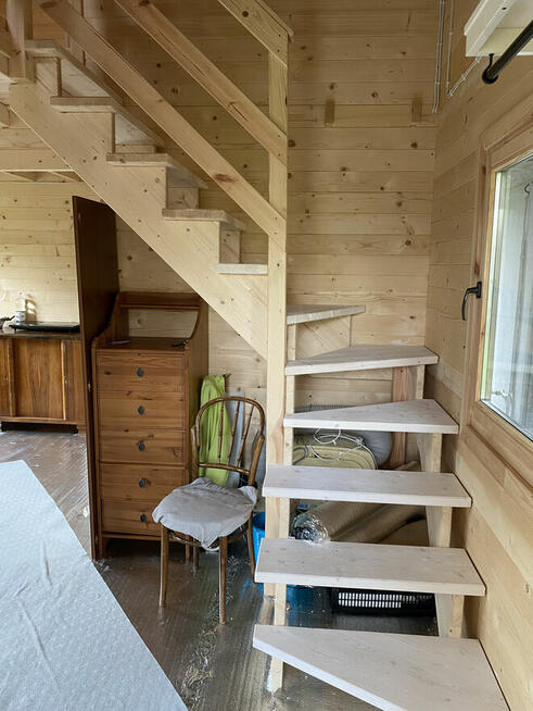 Działka ROD z dwupoziomowym domkiem w Warszawie