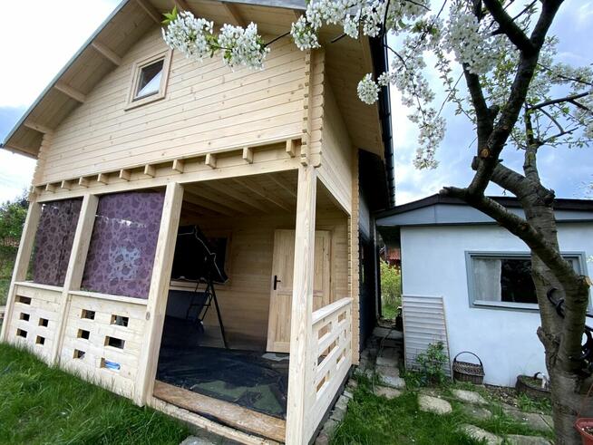 Działka ROD z dwupoziomowym domkiem w Warszawie