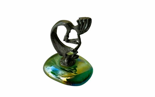 Figurka Kokopelli na dekoracyjnym kamieniu