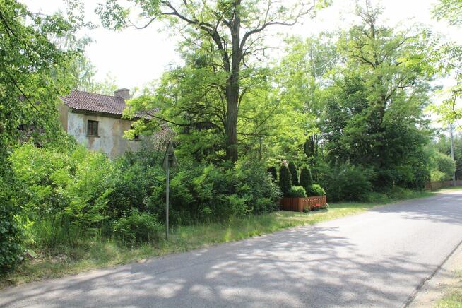 Nieduże poniemieckie siedlisko, 5 km od Karwicy