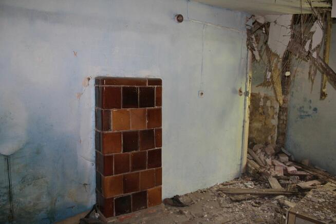 Nieduże poniemieckie siedlisko, 5 km od Karwicy