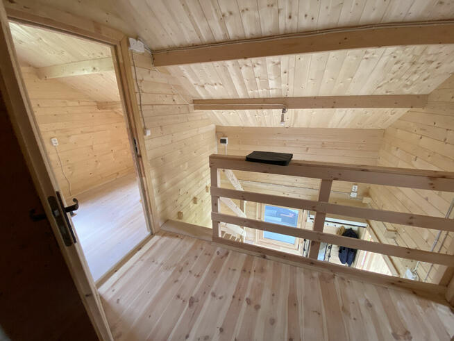 Działka ROD z dwupoziomowym domkiem w Warszawie