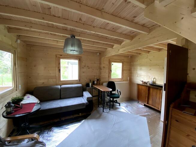 Działka ROD z dwupoziomowym domkiem w Warszawie