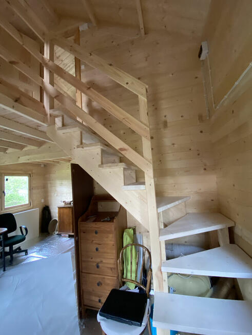 Działka ROD z dwupoziomowym domkiem w Warszawie