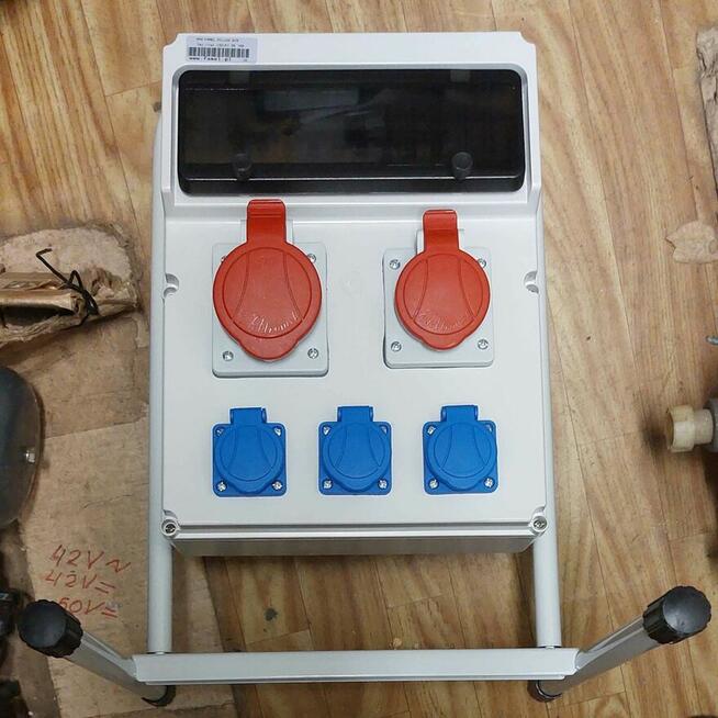 Rozdzielnica na stojaku PPH Famel Pilica