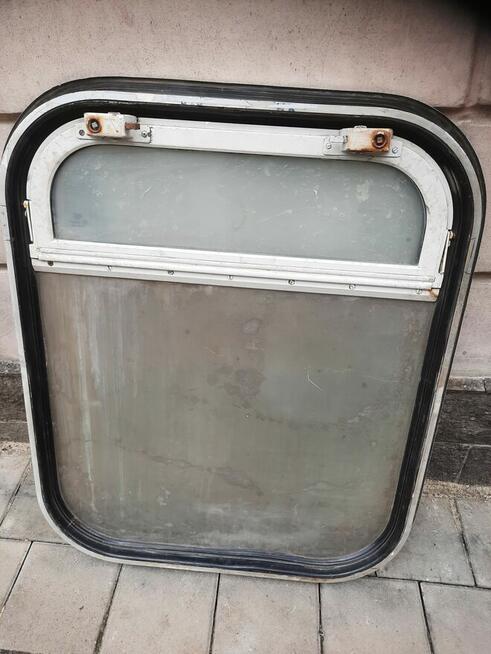 Okna aluminiowe, z pociągu