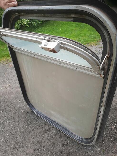 Okna aluminiowe, z pociągu