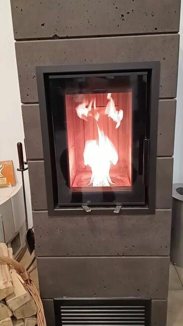 Hybrydowy akumulacyjny piec kominkowy bez prądu.