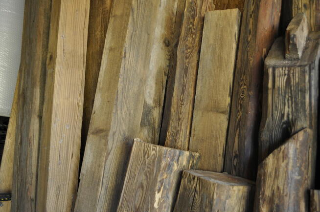 Stare ponad wiekowe szczotkowane drzewo beli krokwie deski