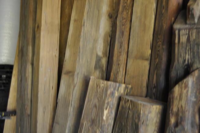 Stare ponad wiekowe szczotkowane drzewo beli krokwie deski