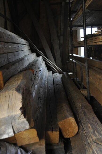 Stare ponad wiekowe szczotkowane drzewo beli krokwie deski