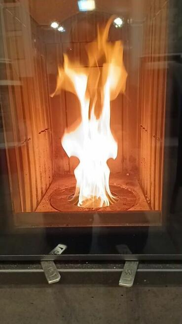 Hybrydowy akumulacyjny piec kominkowy bez prądu.