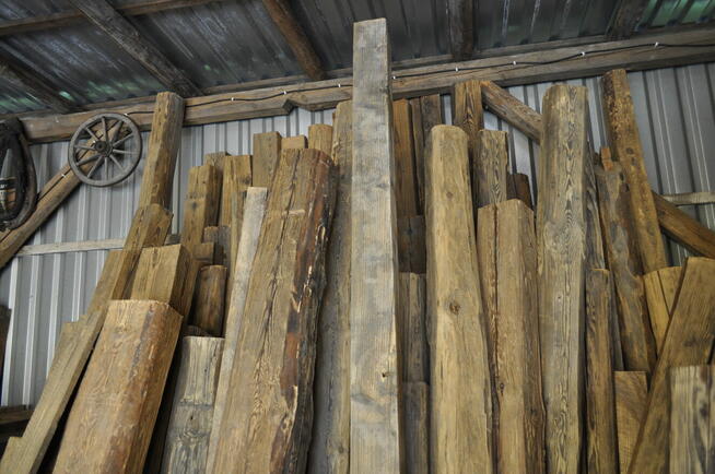 Stare ponad wiekowe szczotkowane drzewo beli krokwie deski