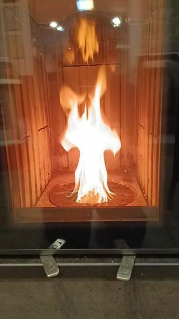 Hybrydowy akumulacyjny piec kominkowy bez prądu.