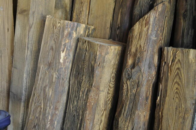 Stare ponad wiekowe szczotkowane drzewo beli krokwie deski