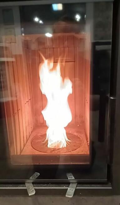 Hybrydowy akumulacyjny piec kominkowy bez prądu.