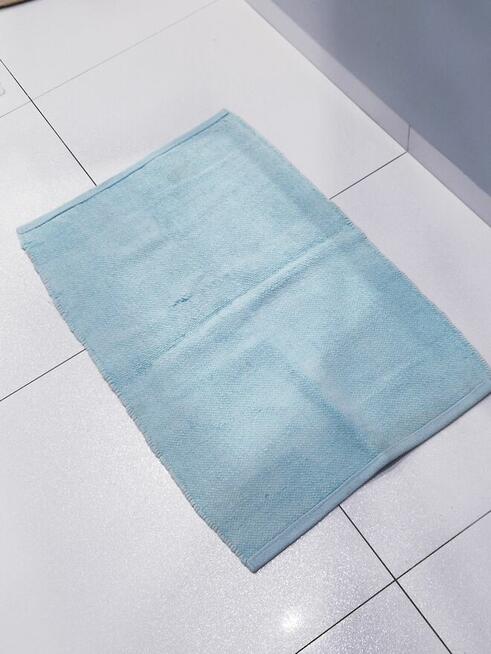 Dywanik łazienkowy z defektem