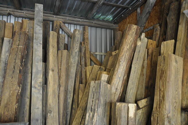 Stare ponad wiekowe szczotkowane drzewo beli krokwie deski