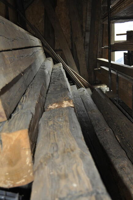 Stare ponad wiekowe szczotkowane drzewo beli krokwie deski