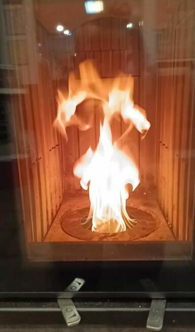 Hybrydowy akumulacyjny piec kominkowy bez prądu.