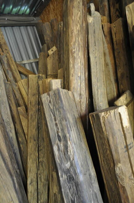Stare ponad wiekowe szczotkowane drzewo beli krokwie deski