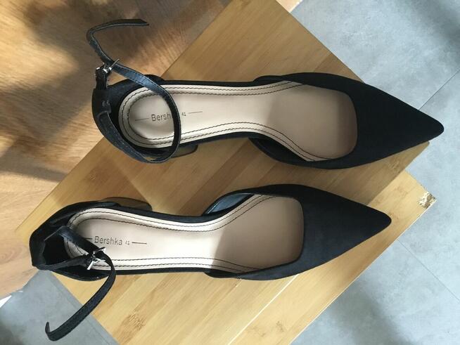 Czarne czółenka na niskim obcasie